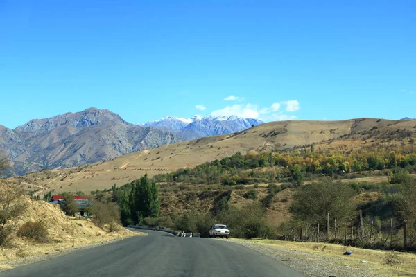 Scenic landscape of Tian Shan mountain range near Chimgan in Uzbekistan — Stock Photo, Image