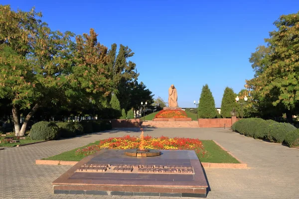 Llama eterna, Monumento Bratskiye Mogily en Tashkent, Uzbekistán —  Fotos de Stock