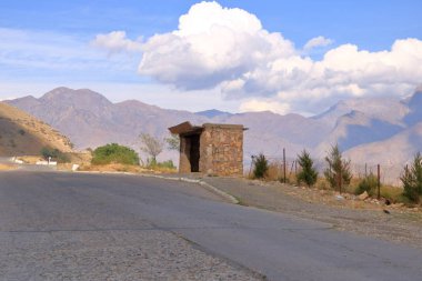 Özbekistan, Orta Asya 'da terk edilmiş eski otobüs durağı.