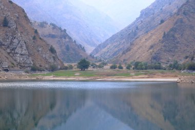 Özbekistan 'da sonbaharın başlarında dağlarda Urungach Gölü