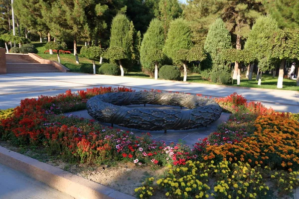 Вечный огонь, Монумент Братские Могилы в Ташкенте, Узбекистан — стоковое фото