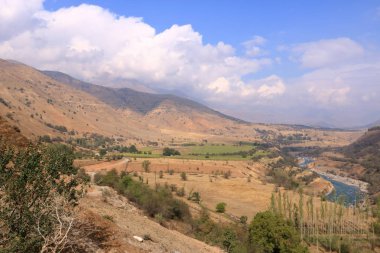 Tien Shan dağlarında sonbahar. Pskem ve Maidantal sırtı. Batı Tien Shan. Taşkent bölgesi. Özbekistan.