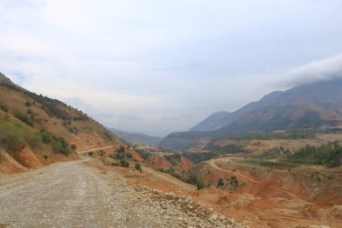 Tien Shan dağlarında sonbahar. Pskem ve Maidantal sırtı. Batı Tien Shan. Taşkent bölgesi. Özbekistan.