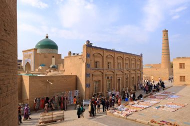 İslam Khoja Minaresi (şehrin sembolü). Khiva, Özbekistan, Orta Asya.