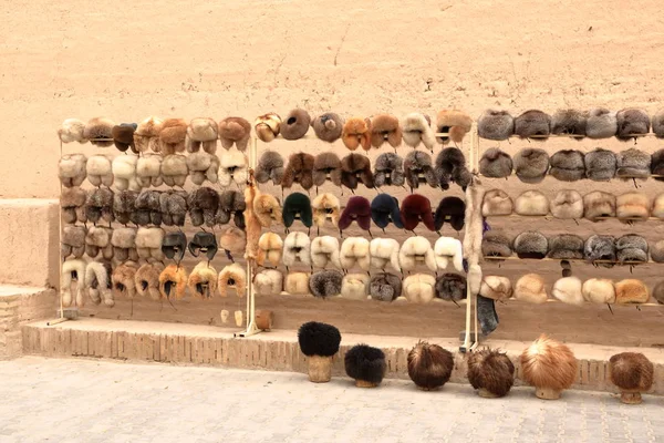 Sale of fur caps in the market in uzbekistan — Stock Photo, Image