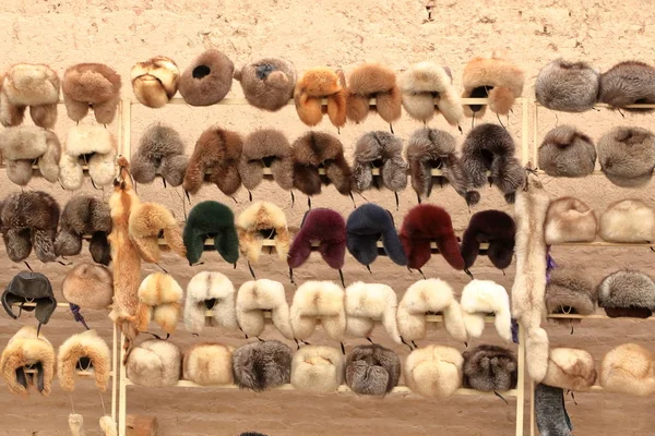 Sale of fur caps in the market in uzbekistan — Stock Photo, Image