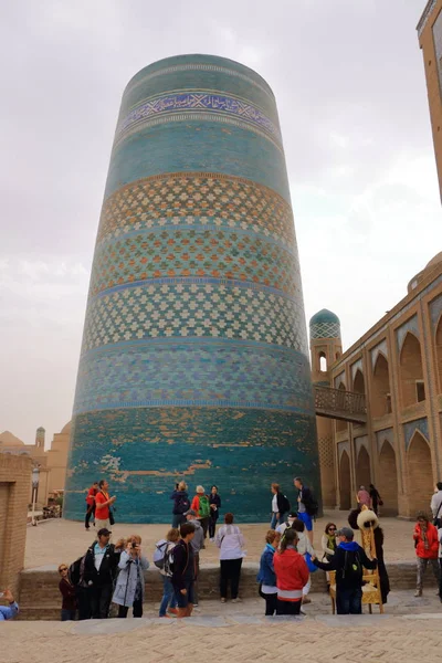 Onafgewerkte turkoois betegelde Kalta Minor Minaret in Ichan Kala - Khiva, Oezbekistan — Stockfoto