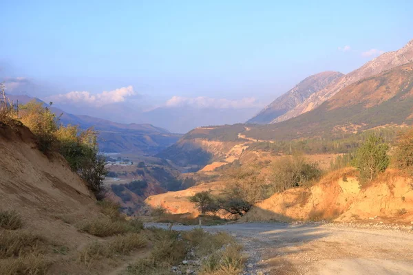 Hösten i Tien Shan bergen. Pskem och Maidantal åsen. Västra Tien Shan. Tasjkent-regionen. Uzbekistan. — Stockfoto