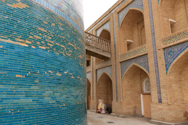 Minarete Kalta Minor de azulejos turquesa inacabado en Ichan Kala - Khiva, Uzbekistán —  Fotos de Stock