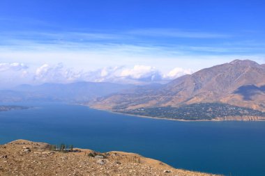 Özbekistan 'daki Taşkent yakınlarında Charvak su deposu