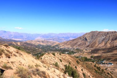 Özbekistan'da Chimgan yakınlarındaki Tian Shan sıradağlarının doğal manzarası
