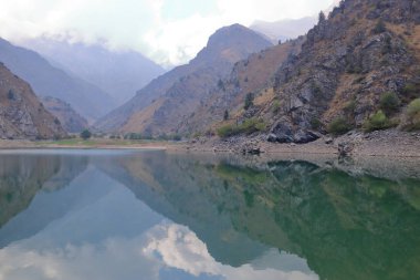 Özbekistan 'da sonbaharın başlarında dağlarda Urungach Gölü