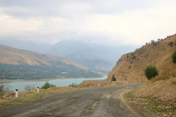 Özbekistan 'daki Taşkent yakınlarında Charvak su deposu — Stok fotoğraf