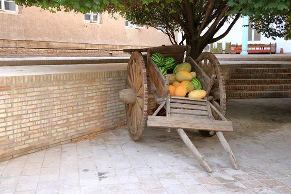 Karpuz hasadıyla dolu eski ahşap araba — Stok fotoğraf