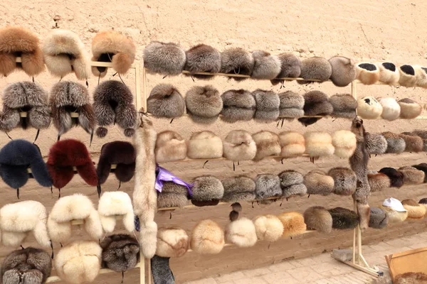 Sale of fur caps in the market in uzbekistan — Stock Photo, Image