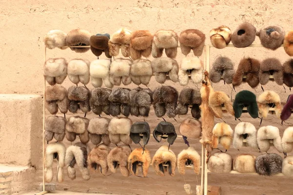 Sale of fur caps in the market in uzbekistan — Stock Photo, Image