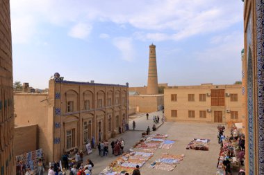 İslam Khoja Minaresi (şehrin sembolü). Khiva, Özbekistan, Orta Asya.