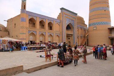 İslam Khoja Minaresi (şehrin sembolü). Khiva, Özbekistan, Orta Asya.