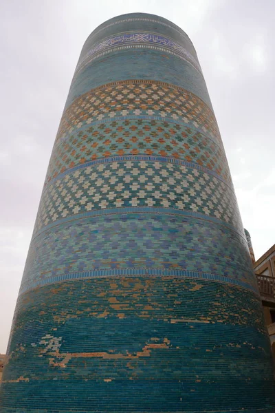 Onafgewerkte turkoois betegelde Kalta Minor Minaret in Ichan Kala - Khiva, Oezbekistan — Stockfoto