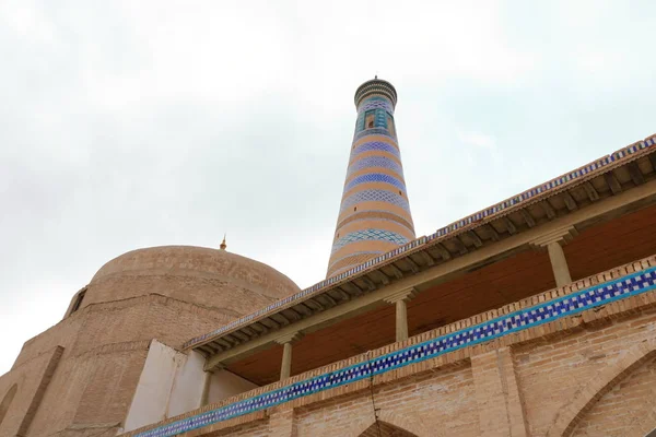 Islam Khoja Minaret (símbolo de la ciudad). Khiva, Uzbekistán, Asia Central . — Foto de Stock