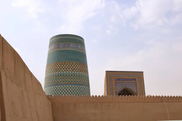 Unvollendetes türkis gekacheltes Minarett kalta minor in ichan kala - Chiwa, Usbekistan — Stockfoto