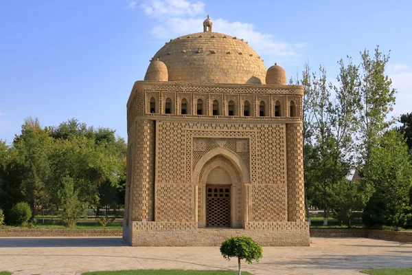 Samanid mauzóleum, a parkban, Bukhara, Üzbegisztán. UNESCO világ örökség — Stock Fotó