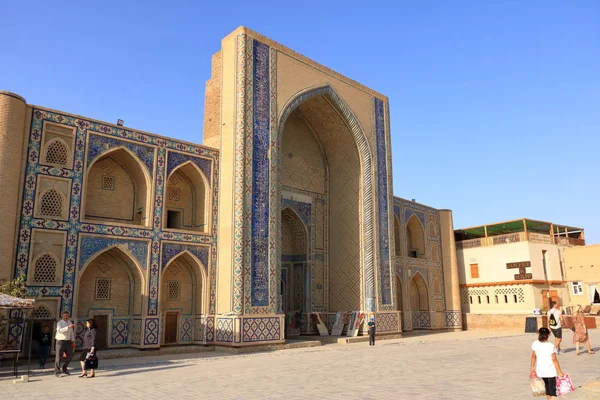 Madrasa ougbek à Boukhara. Un site du patrimoine mondial de l'UNESCO en Ouzbékistan — Photo