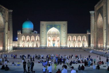 Geceleyin Semerkant, Özbekistan: Güzel Tarihi Registan Meydanı, alacakaranlıkta. Ulugh Beg, Tilya-Kori ve Sher-Dor medresesi