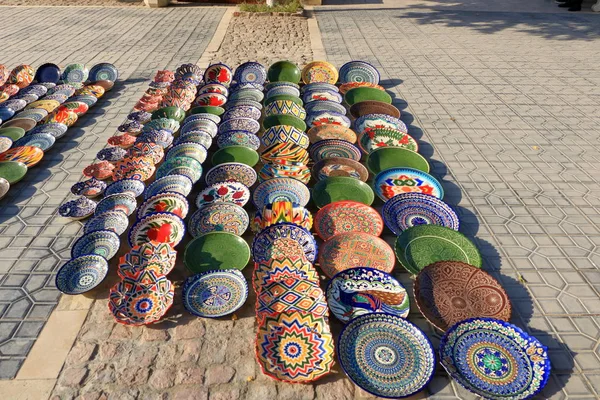 Decorative ceramic plates with traditional uzbekistan ornament on street market, Central Asia, Silk Road — Stock Photo, Image