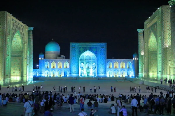 Samarcanda, Uzbekistán por la noche: Hermosa Plaza Histórica de Registán al atardecer. Ulugh Beg, Tilya-Kori y Sher-Dor madrasah — Foto de Stock