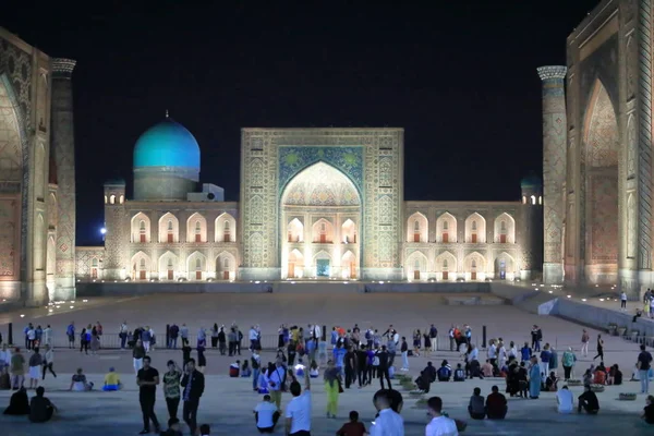 Samarcanda, Uzbekistán por la noche: Hermosa Plaza Histórica de Registán al atardecer. Ulugh Beg, Tilya-Kori y Sher-Dor madrasah — Foto de Stock
