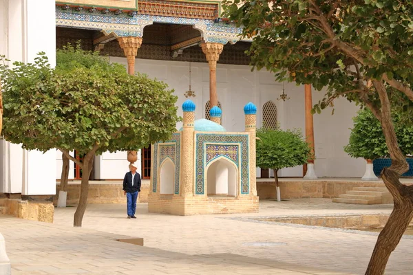 Il COMPLESSO MEMORIALE di BAHAUDDIN NAQSHBANDI (1318-1389), è un centro di pellegrinaggio in quanto venerato non solo a Bukhara ma anche in tutto il mondo islamico . — Foto Stock