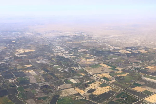 Панорама зелених полів поблизу пустелі в Узбекистані — стокове фото