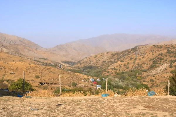 Из Самарканда в Шахрисабз открывается захватывающий дух пейзаж с горным хребтом и долиной — стоковое фото