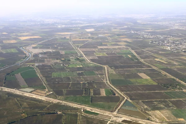 Vue panoramique des champs verdoyants près du désert en Ouzbékistan — Photo