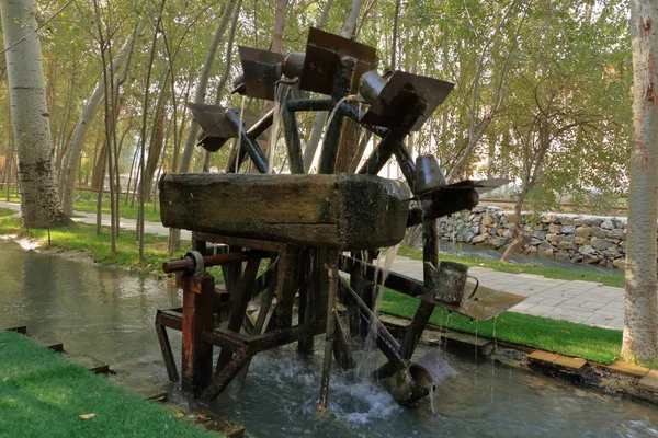 Una vista de la tradicional rueda de agua de madera en Samarcanda en Uzbekistán, Asia Central — Foto de Stock