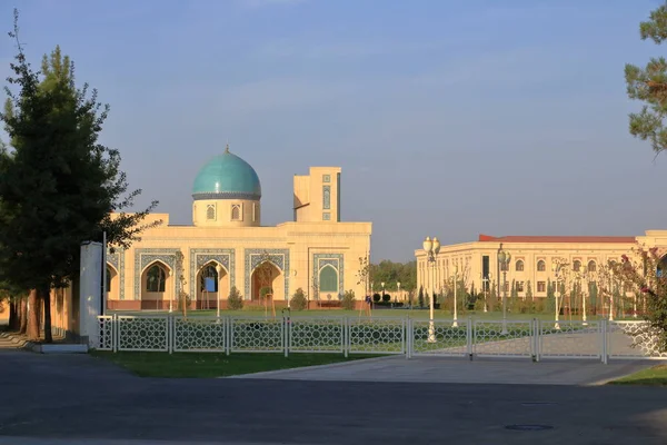 Islam Research Center perto do Complexo Imam al Bukhari em Samarcanda, Uzbequistão — Fotografia de Stock