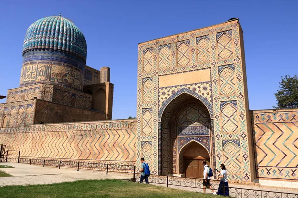 Останки мечети Биби Ханум и ее голубого купола, Самарканд, Узбекистан . — стоковое фото