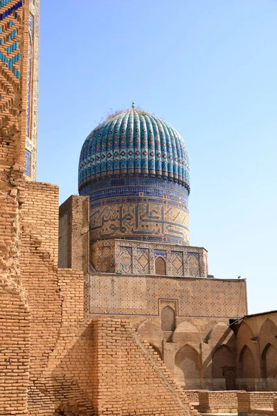 Restos da Mesquita Bibi Khanum e sua cúpula azul, Samarcanda, Uzbequistão . — Fotografia de Stock