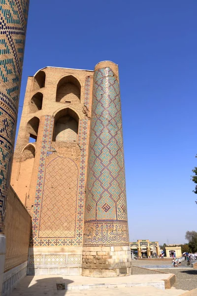 Restes de la mosquée Bibi Khanum et de son dôme bleu, Samarcande, Ouzbékistan . — Photo