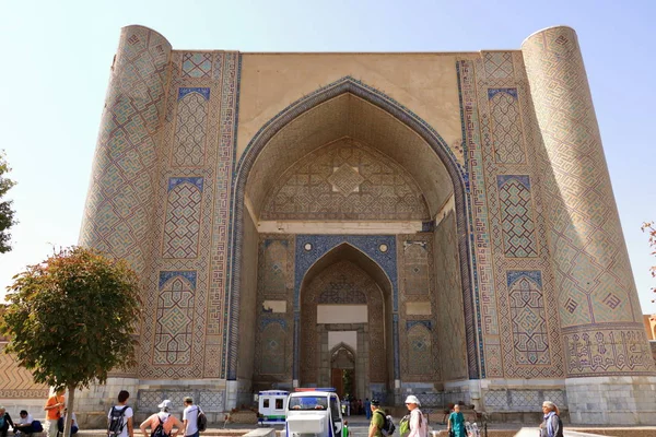 Überreste der Bibi-Khanum-Moschee und ihrer blauen Kuppel, Samarkand, Usbekistan. — Stockfoto
