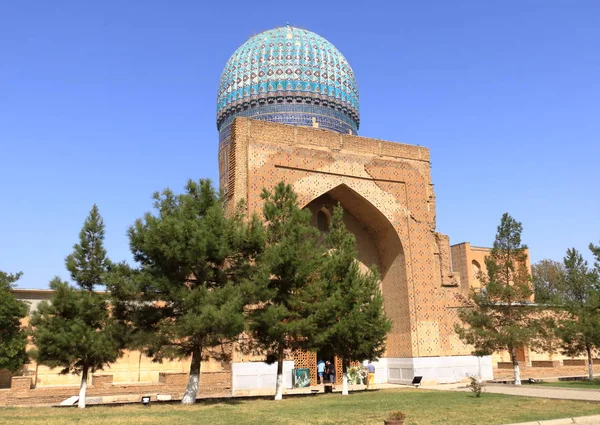 Remains of the Bibi Khanum Mosque and its blue dome, Samarkand, Uzbekistan. — Stock Photo, Image