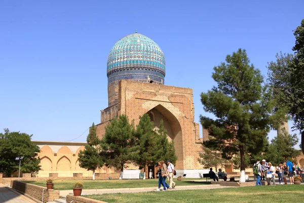 ビビ ・ ハヌム遺跡ー モスクとその青いドーム、サマルカンド、ウズベキスタンの遺跡. — ストック写真