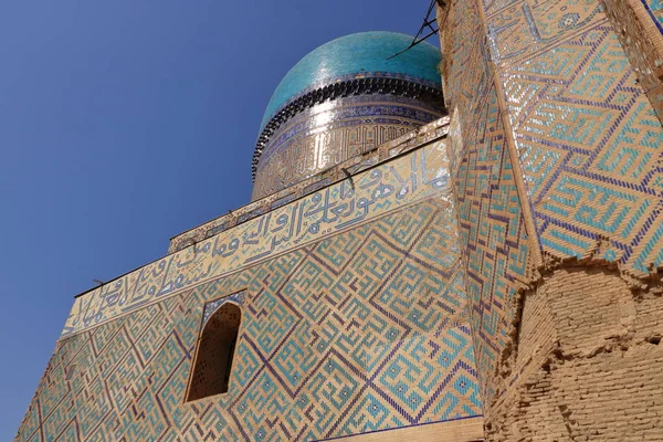 Останки мечети Биби Ханум и ее часть восстановлены в Самарканде, Узбекистан — стоковое фото