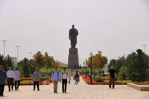 Pomnik Amira Timura w pobliżu pałacu Ak-saray w Shahrisabz, Uzbekistan — Zdjęcie stockowe