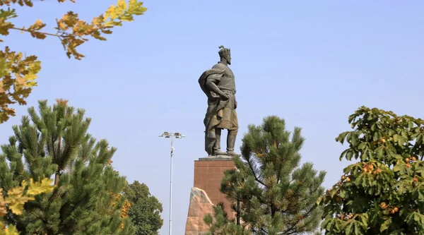 Памятник Амиру Тимуру возле дворца Ак-Сарай в Шахрисабзе, Узбекистан — стоковое фото