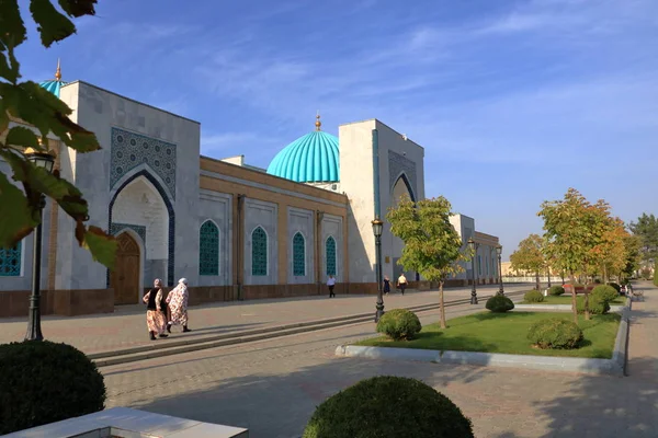 Turkoois koepel, het portaal, het mausoleum van Imam al Boechari in Samarkand, Oezbekistan — Stockfoto