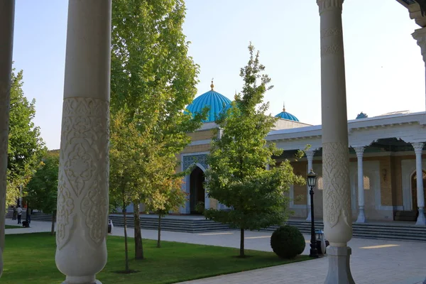 Türkisfarbene Kuppel, das Portal, das Mausoleum des Imam al Bukhari in Samarkand, Usbekistan — Stockfoto