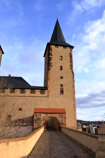 Torres do castelo medieval em Rochlitz / Saxônia / Alemanha / Europa com céu azul e nuvens brancas — Fotografia de Stock
