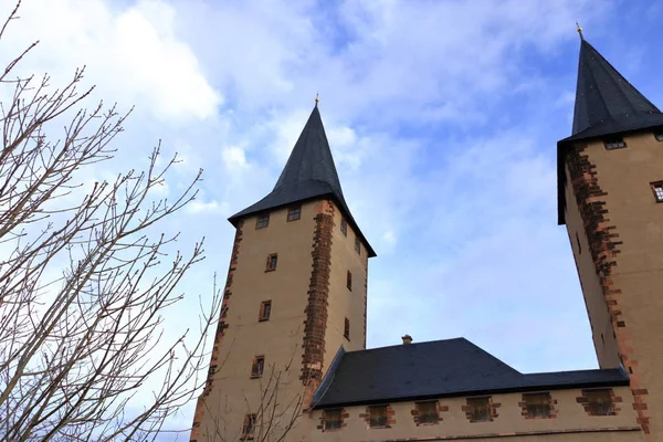 Torres del castillo medieval en Rochlitz / Sajonia / Alemania / Europa con cielo azul y nubes blancas — Foto de Stock